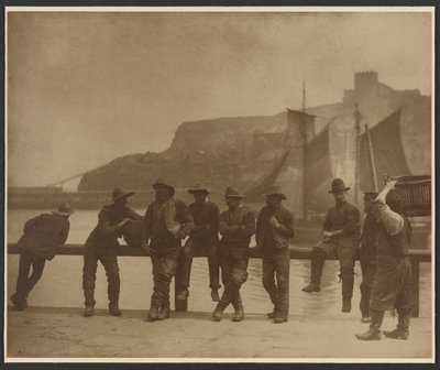 [Pêcheurs de Whitby sur la clôture de la jetée] - Frank Meadow Sutcliffe