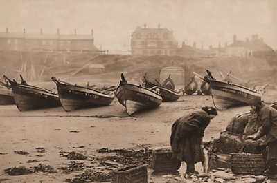Femmes chargeant du poisson dans des paniers depuis les bateaux de pêche, port de Whitby - Frank Meadow Sutcliffe