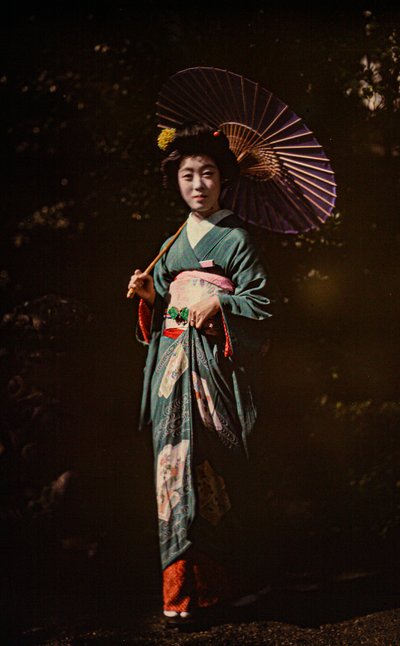 Femme japonaise tenant un parasol et portant un kimono, autochrome couleur précoce, vers 1916 (photo) - Franklin Price Knott