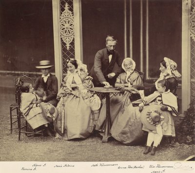 [Portrait de groupe de cinq adultes et deux enfants dans un jardin] - Franz Antoine