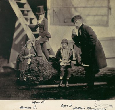 [Hermine, Alfons et Eugen Antoine et Mathias Höusermann sur un arbre tombé], années 1850-60 - Franz Antoine