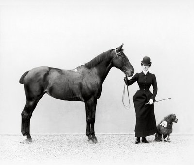 Portrait de Mlle Walsh avec un cheval et un caniche miniature à la Villa di Montefonte, dans la région de Poggio Imperiale de Florence, vers 1890 - Fratelli Alinari Fratelli Alinari