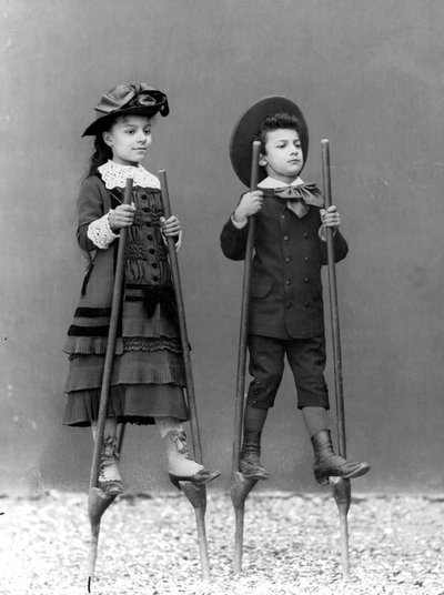 Les enfants de Romualdo Alinari, Adele et Arturo, sur des échasses, Florence, vers 1875 - Fratelli Alinari Fratelli Alinari