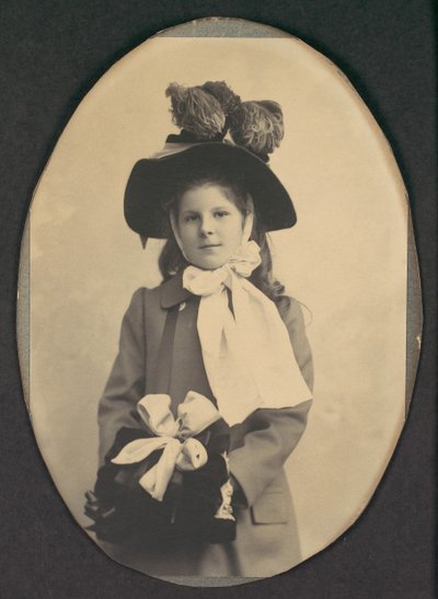[Fille en costume de marche avec chapeau et manchon] - Frederick Gutekunst