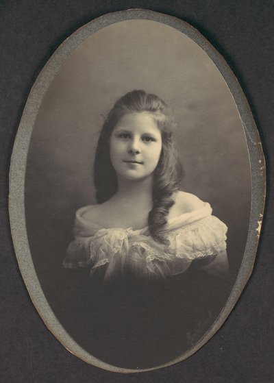 [Fille en robe blanche décolletée], années 1890 - Frederick Gutekunst