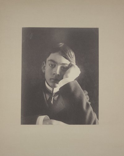 Garçon en costume avec la main contre le visage, vers 1896 - Frederick Holland Day