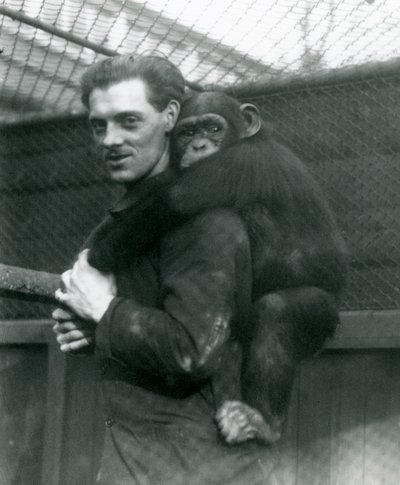 Un homme porte la chimpanzé Sally sur son dos, zoo de Londres, 1924 - Frederick William Bond