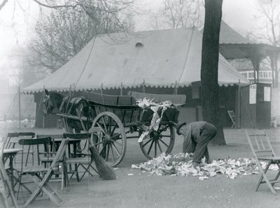 Nettoyage après un jour férié au Zoo de Londres en 1924 - Frederick William Bond