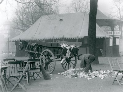 Nettoyage après un jour férié au Zoo de Londres en 1924 - Frederick William Bond