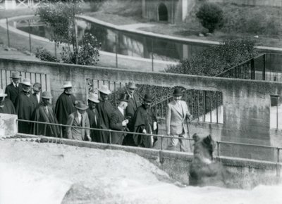 Sir Peter Chalmers Mitchell avec le régent éthiopien Haile Selassie et son entourage, observant un ours brun sur les terrasses Mappin, Zoo de Londres - Frederick William Bond
