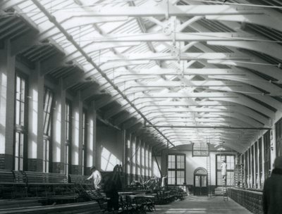 La maison des lions avec cinq hommes travaillant à son entretien, zoo de Londres, 1926 - Frederick William Bond