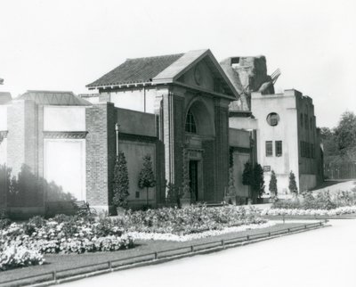 La Maison des Reptiles au Zoo de Londres en 1928 avec des parterres de fleurs formels le long des chemins menant à l
