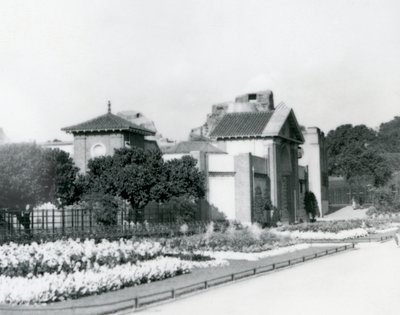 La Maison des Reptiles au Zoo de Londres en 1928 avec des parterres de fleurs formels le long des chemins menant à l