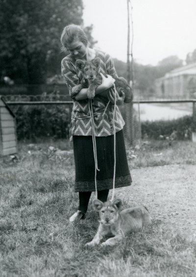 Deux lionceaux avec une jeune femme au Zoo de Londres en août 1925 - Frederick William Bond