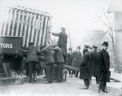 Déchargement du rhinocéros indien nouvellement arrivé, zoo de Londres - Frederick William Bond