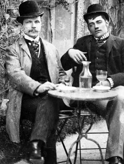 Un châtelain (Ducos) et son cocher assis sur la terrasse d