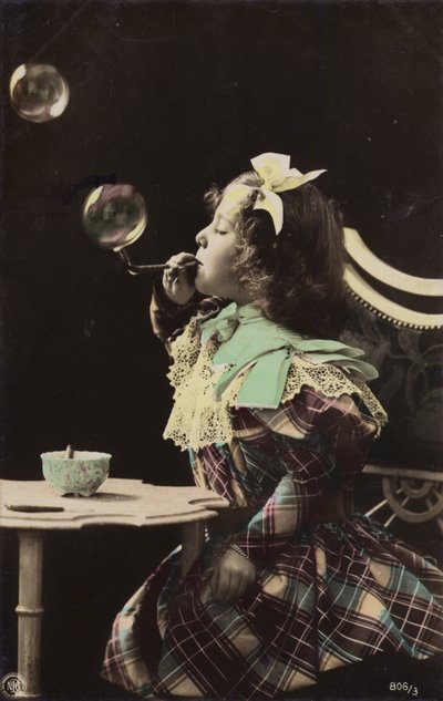 Une petite fille soufflant des bulles avec une pipe - French Photographer