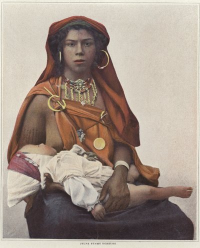 Une jeune femme berbère allaitant son bébé - French Photographer