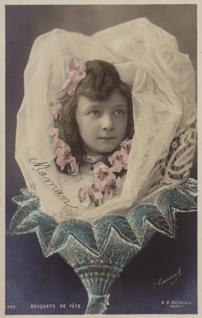 Jeune fille en voile présentée comme un bouquet de fleurs - French Photographer