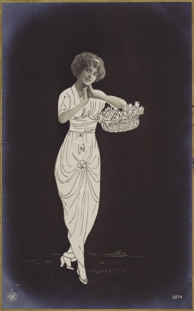Jeune femme portant un panier de fleurs - French Photographer