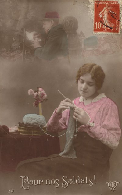 Jeune femme tricotant en pensant à son soldat écrivant une lettre - French Photographer