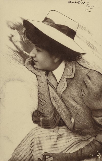 Jeune femme portant un chapeau et fumant - French Photographer