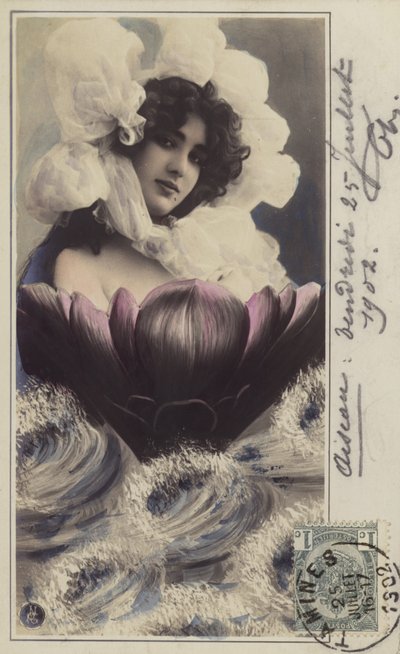 Belle femme émergeant d