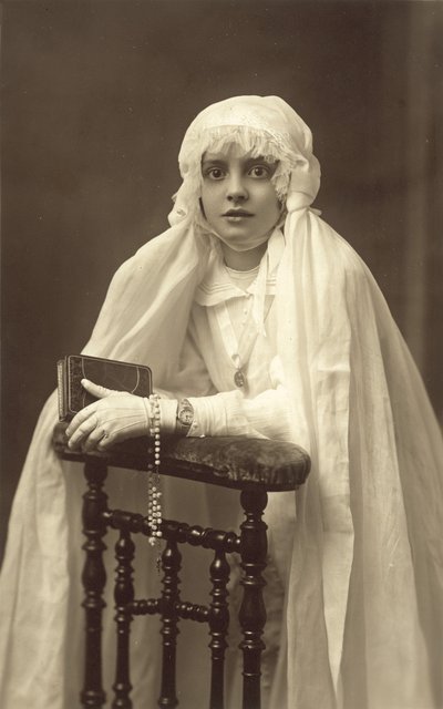 Belle jeune fille, habillée pour sa première communion - French Photographer