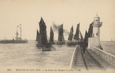 Boulogne-sur-Mer, Le Sortie des Barques de pêche - French Photographer