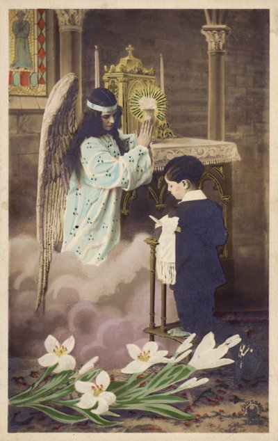 Garçon prenant sa première communion, assisté par un ange gardien (photo colorée) - French Photographer