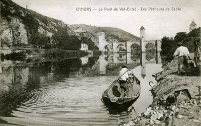 Cahors au début du XXe siècle : pêcheurs de sable et leur bateau sur le Lot, pont de Valentré - French Photographer