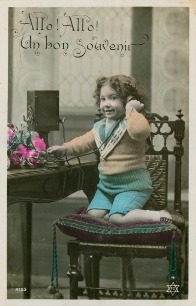 Enfant utilisant le téléphone - French Photographer