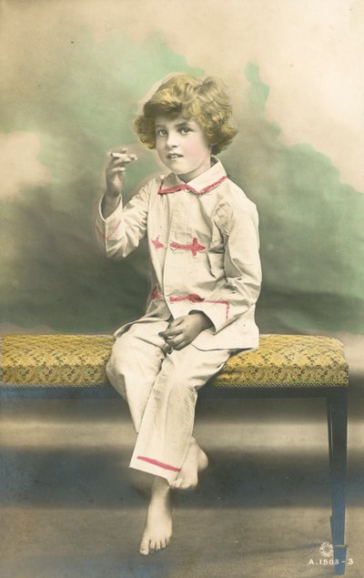Enfant en pyjama fumant - French Photographer