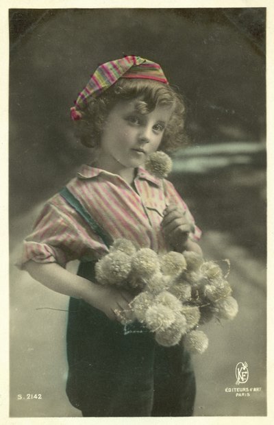 Enfant avec un bouquet de fleurs - French Photographer