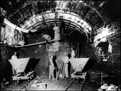 Construction du métro de Paris - travaux du métropolitain : percement du tunnel sur la ligne 1 - photographie - French Photographer