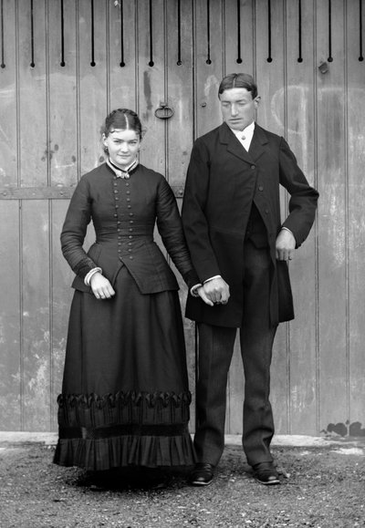 Couple le dimanche pour célébrer la première communion de leur fils, près de Bourmont en Haute-Marne, vers 1880. Collection Ducos. - French Photographer