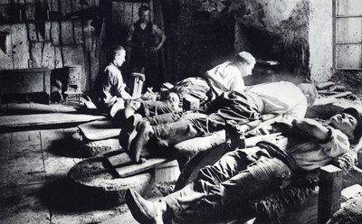 Couteliers au travail à Thiers, fin du 19e siècle - French Photographer
