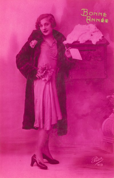 Jeune fille élégante sur le point de poster une carte de vœux du Nouvel An - French Photographer
