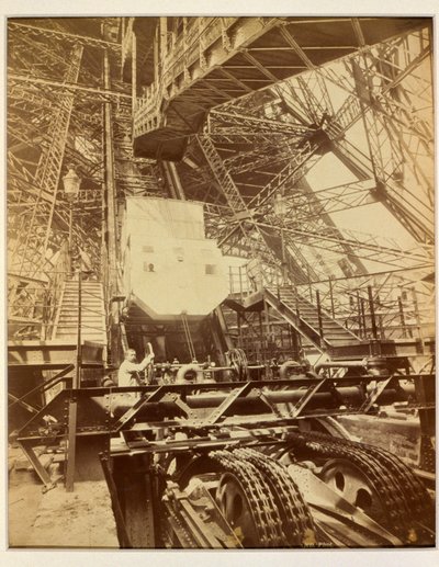 Équipement pour faire fonctionner le système de levage de la Tour Eiffel, vers 1888 - French Photographer