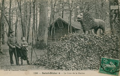 Père et fils regardant une sculpture de lion à Saint-Dizier. Publié par la Bibliothèque d