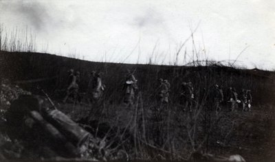 Première Guerre mondiale (1914-1918) : un groupe de soldats marchant sur Rocourt (Saint-Quentin) (Aisne) - French Photographer