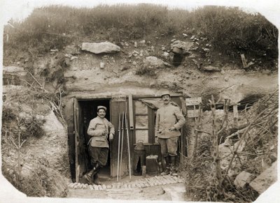 Première Guerre mondiale (1914-1918) : le poste de commandement du lieutenant De Benedetti, le secrétaire à gauche, l