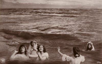 Cinq femmes vêtues dans la mer - French Photographer