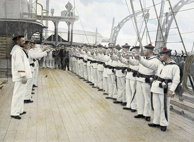 Marine française, fin XIXe siècle : Exercice de pistolet - revolver - Bibl. des Arts déco. - French Photographer