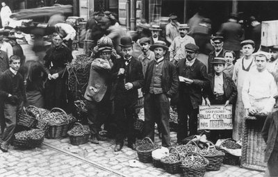 Jardiniers du marché des Halles, Paris, 1907 - French Photographer