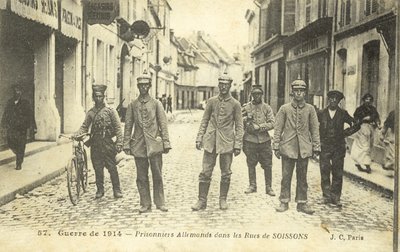 Prisonniers allemands dans les rues de Soissons, France, Première Guerre mondiale - French Photographer