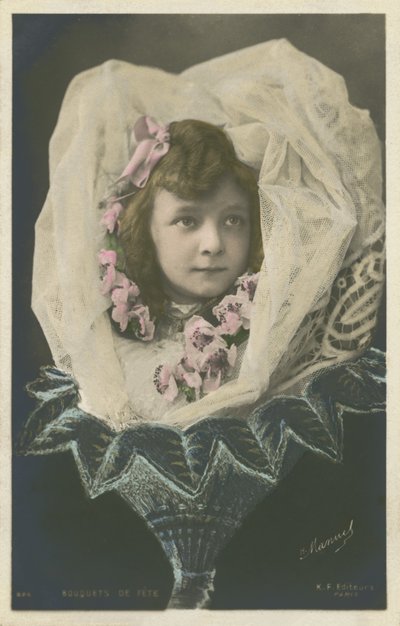 Fille dans une fleur - French Photographer