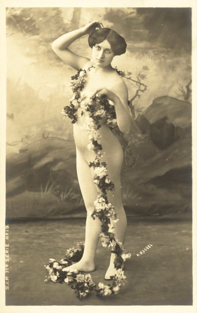 Fille en body tenant une guirlande de fleurs - French Photographer