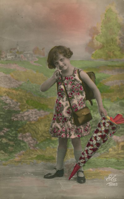 Fille en robe fleurie, portant un cône décoré de fleurs - French Photographer