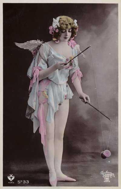 Fille jouant avec un diabolo - French Photographer